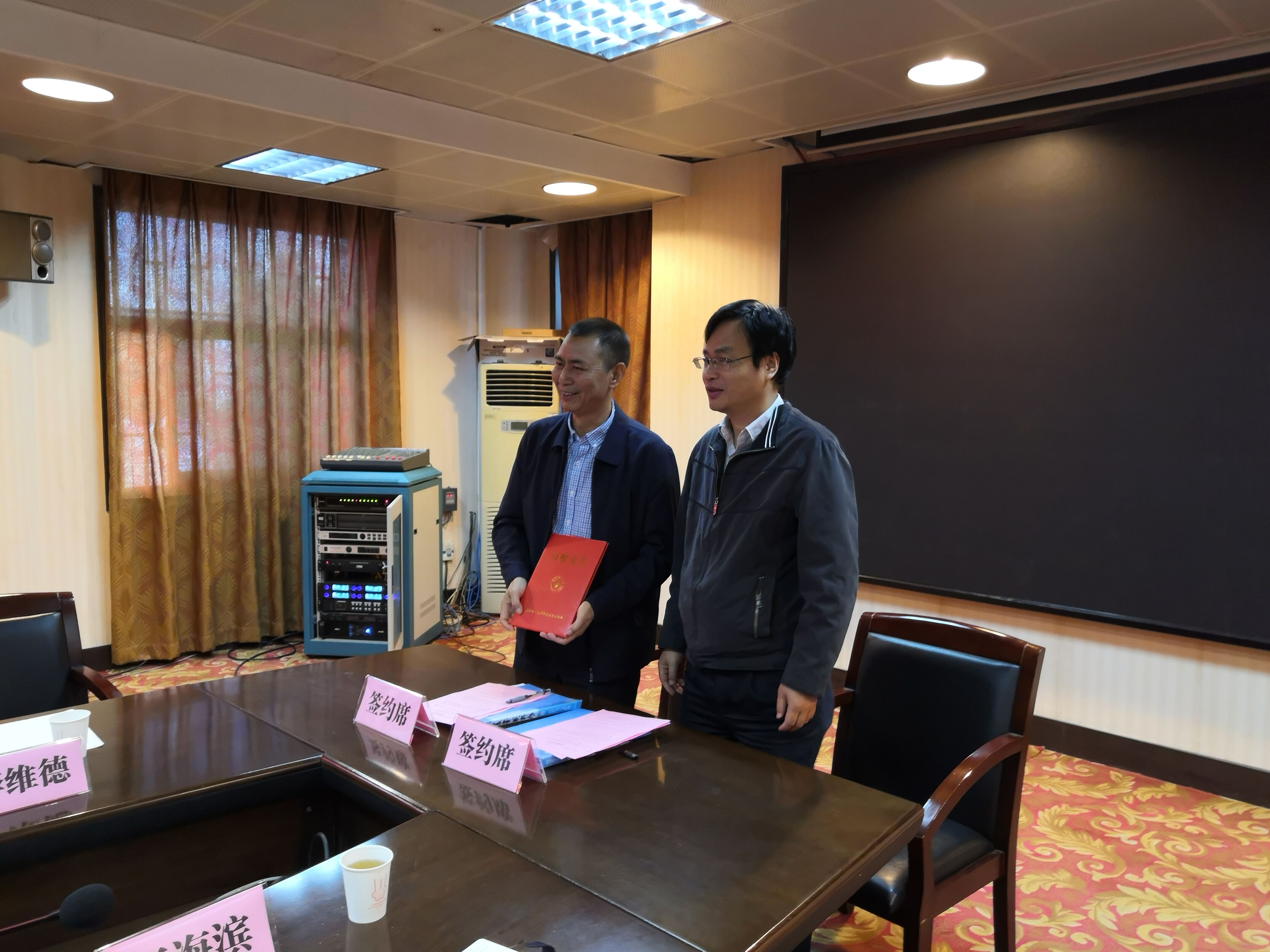 何荣董事长亲自为到场学生讲述了大红屯公司的发展历程
