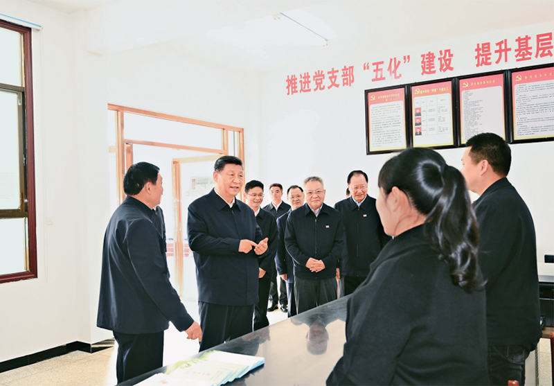 2024年3月18日至21日,中共中央总书记、国家主席、中央军委主席习近平在湖南考察。这是19日下午,习近平在常德市鼎城区谢家铺镇港中坪村党群服务中心了解当地为基层减负、提升基层治理效能等情况。 新华社记者 燕雁/摄